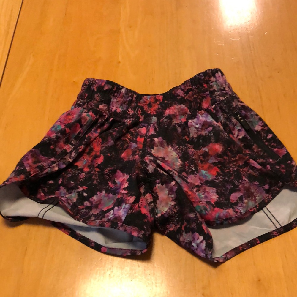 NWOT Lululemon sz 2 Tracker LR Short 4” *Lined
